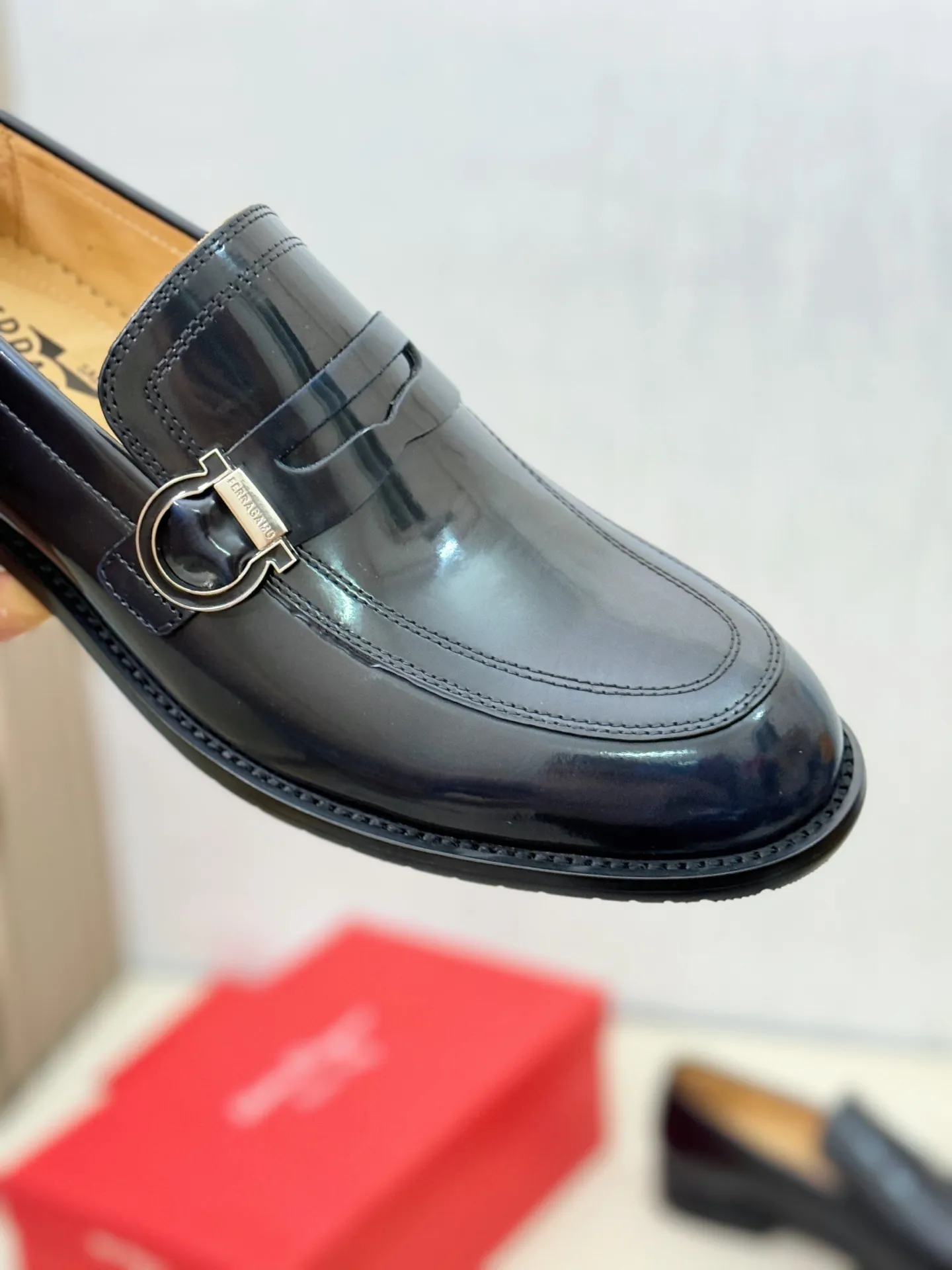 [Ferragamo] P: 560💰 Number of yards: 38~44 (45 orders are non-returnable) Ferragam's new men's formal leather shoes, the fabric is made of imported cowhide, with visible texture, heavy-duty stitching, dyed calfskin inside, standard logo cowhide feet, big-name experience, soft and comfortable on the feet, a men's favorite, special non-slip and wear-resistant rubber soles, easy to handle various occasions, with original box packaging!